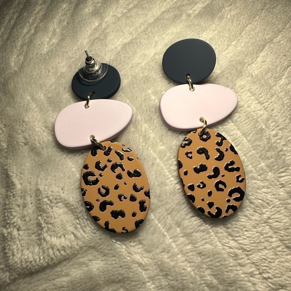 Leopard Pattern Dangle Earrings - Picture 2 of 4